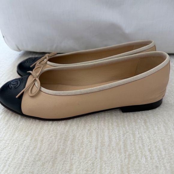Chanel Ballerina Flats in classic Beige & Black - Picture 6 of 8